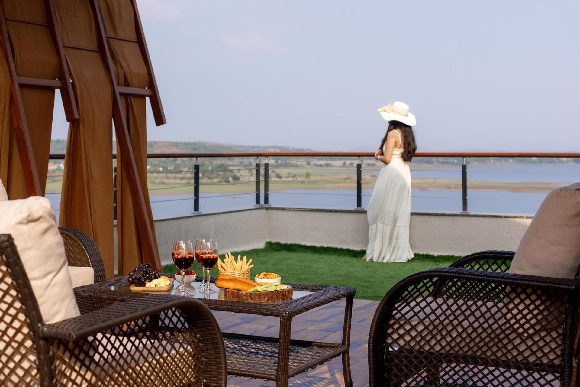 Pearl Lakeview Mansion By Stayvista - Lakeside Villa With Infinity Pool, Jacuzzi, In-House Theatre & Games Room Igatpuri Εξωτερικό φωτογραφία