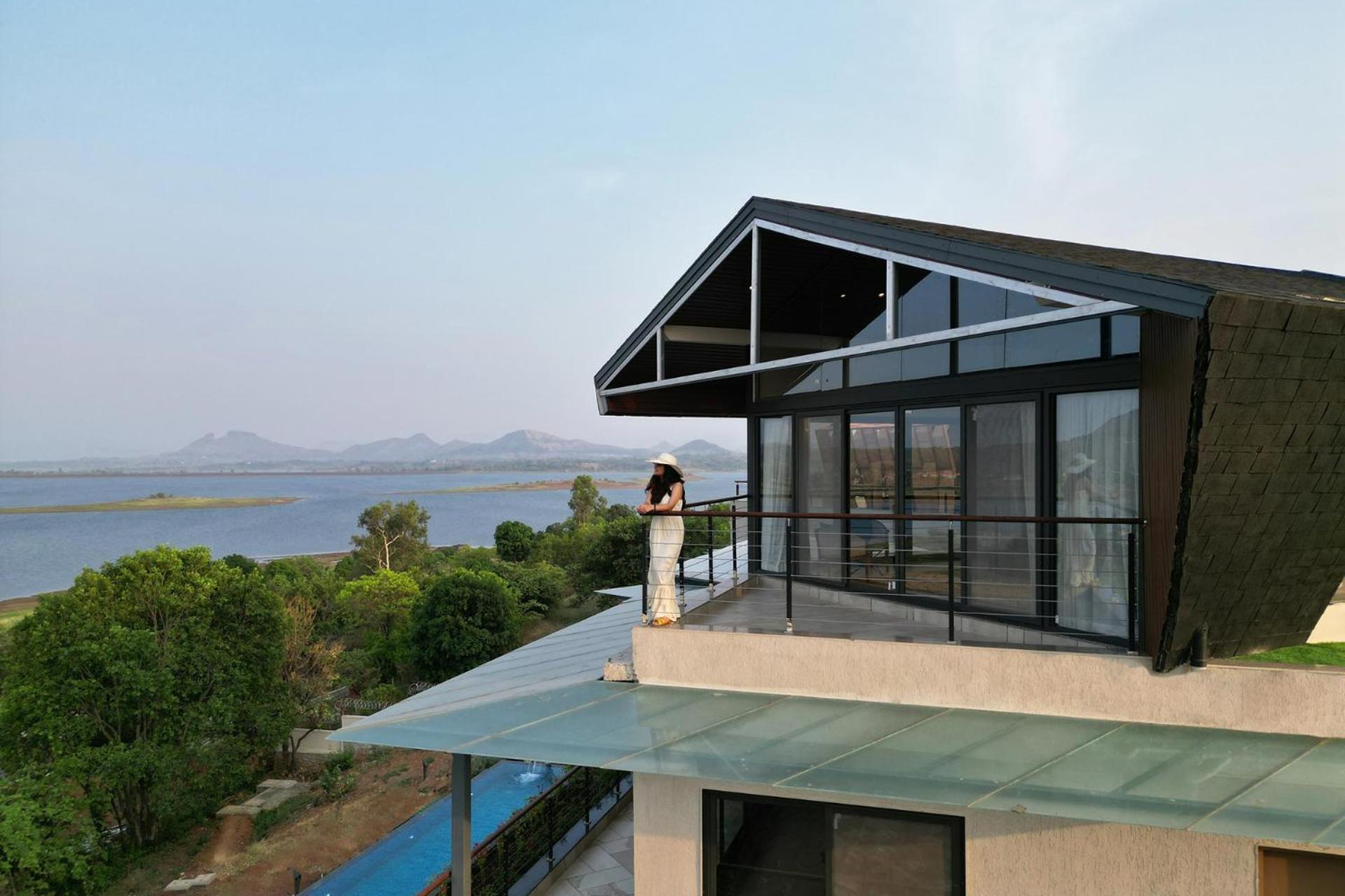 Pearl Lakeview Mansion By Stayvista - Lakeside Villa With Infinity Pool, Jacuzzi, In-House Theatre & Games Room Igatpuri Εξωτερικό φωτογραφία